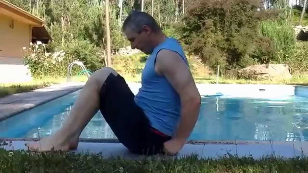 Marcher sur les fesses avec une prostatite