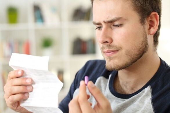 Un homme étudie la notice d’un antibiotique pour la prostatite